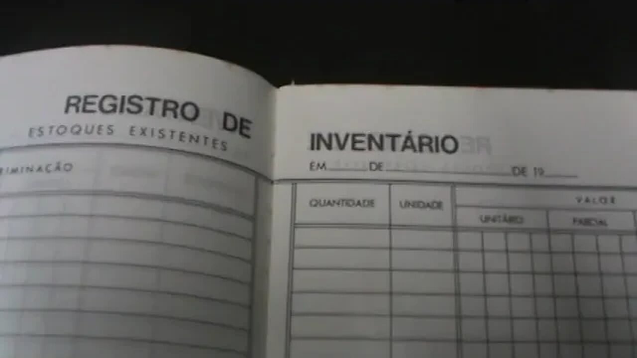 DIA-13/05/2022-11hs- ESCRITORIO -LIVROS DOCUMENTOS GUARDADOS POR VARIOS ANOS - LIMPEZA-LIXO