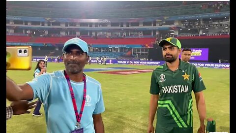 ©️ Babar Azam 🤝 ground staff 🏟️ Signing off from Hyderabad with a lovely gesture 👏#CWC23 | MA2A