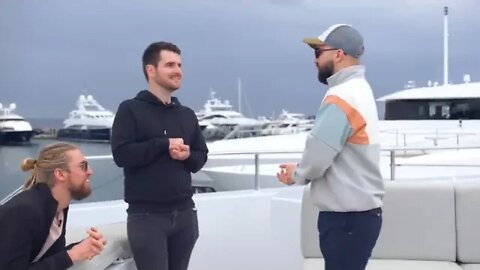 On = vit = 24H = sur = un = YACHT = à = 30 = MILLIONS d’Euros ! + un cache cache de riche