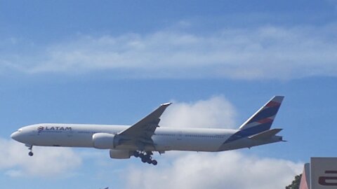 Boeing 777-300ER PT-MUG na final antes de pousar em Manaus vindo de Guarulhos