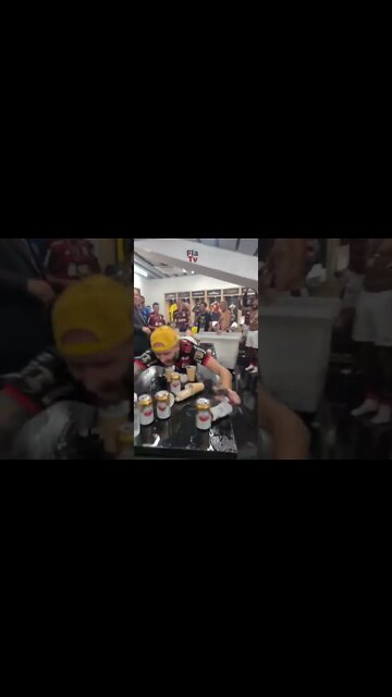 Jogador do Flamengo mergulhando na mesa durante comemoração da Libertadores