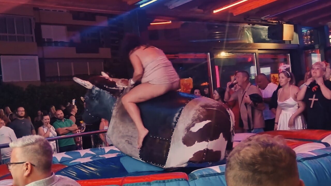 OMG! 😱 Stunning Beauty Ride Mechanical Bull in Benidorm _ 4K September #SpainResort2024