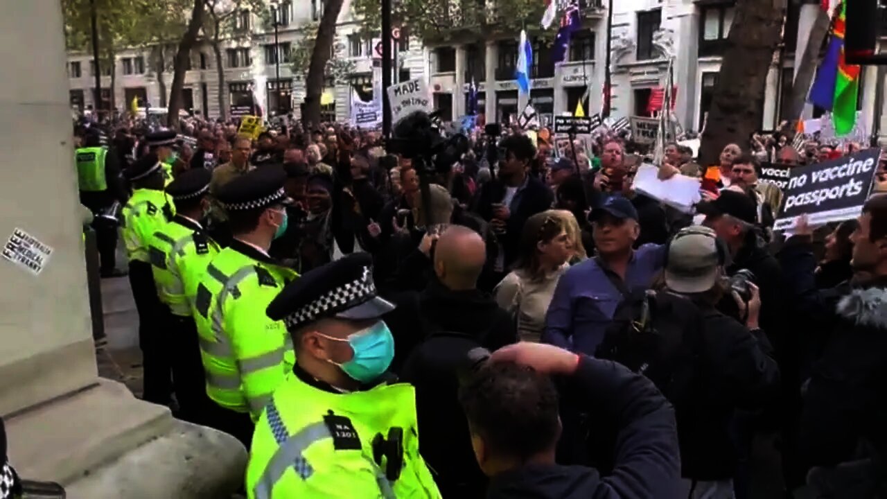 POLICE SURROUND AUSTRALIA HOUSE AS UNITE FOR FREEDOM PROTESTERS CHANT FREE AUSTRALIA (FREEDOM)