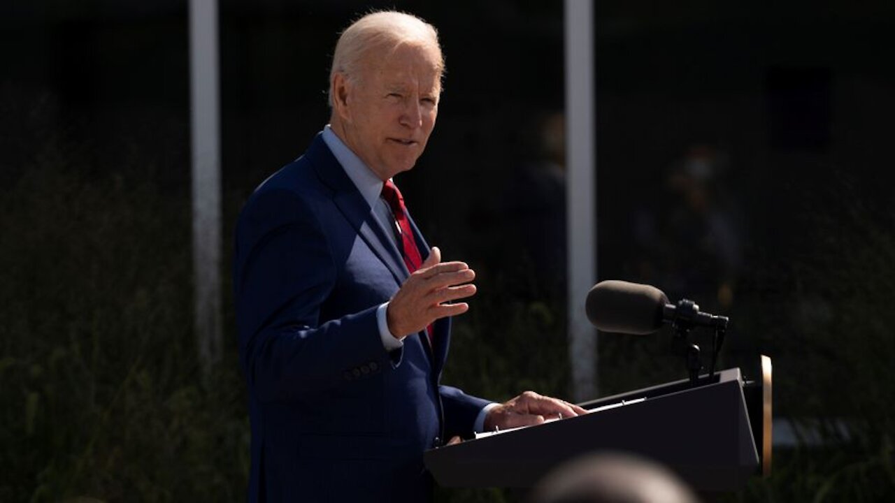 Biden defiende su mandato para vacunar a empleados ante amenazas de demandas