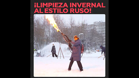 Jefe de distrito quita la nieve con un lanzallamas en San Petersburgo