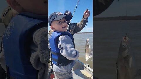 Shallow blue catfish, outdoor Johnny catching catfish.