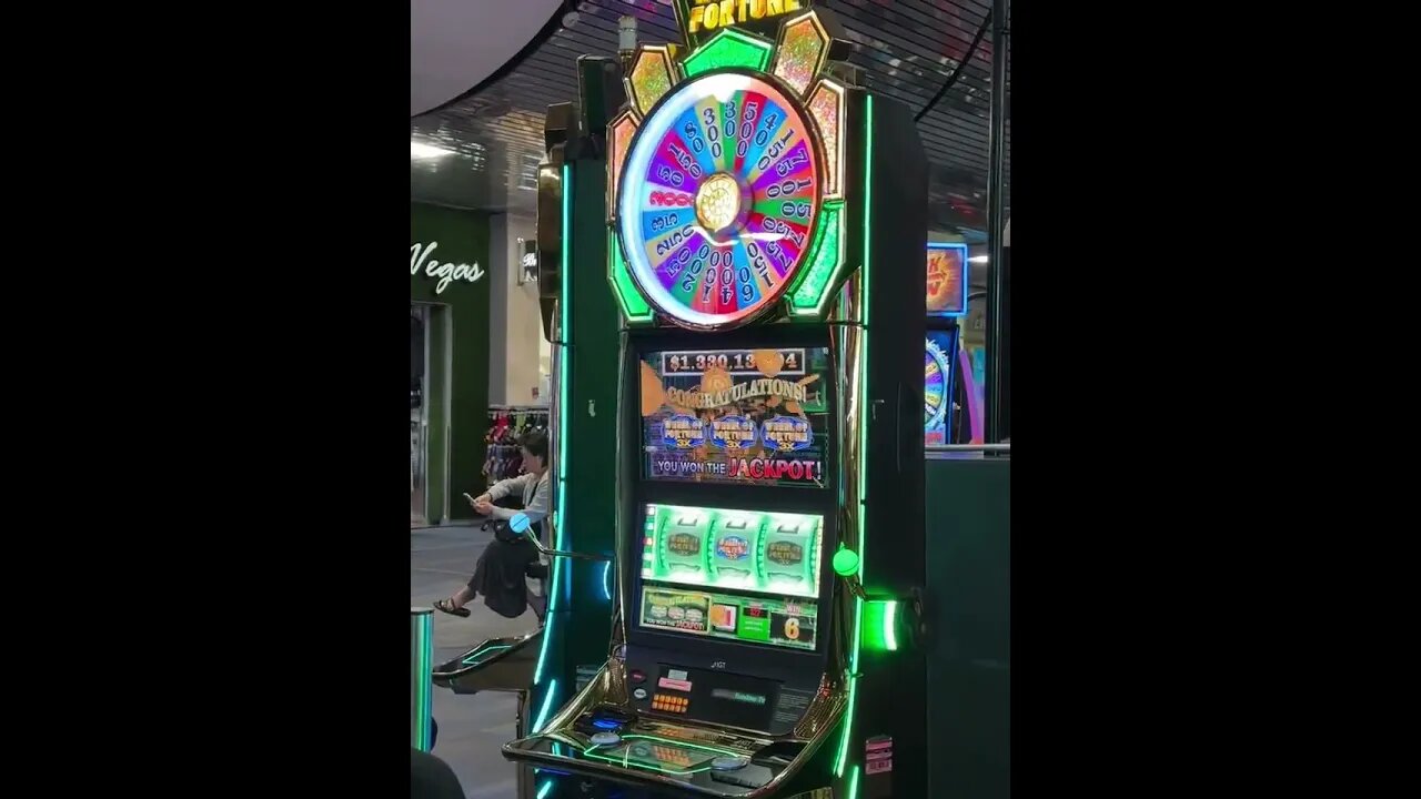 Player Won Jackpot Wheel of Fortune Triple Double Emeralds Slot Machine Las Vegas Airport #shorts