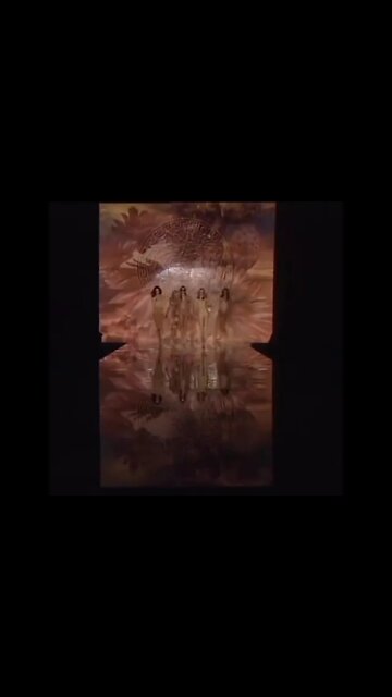 Elenabaguci, Juliastegner, Anjarubik, Hanasoukupova & Tiiukuik in Versace Fashionshow