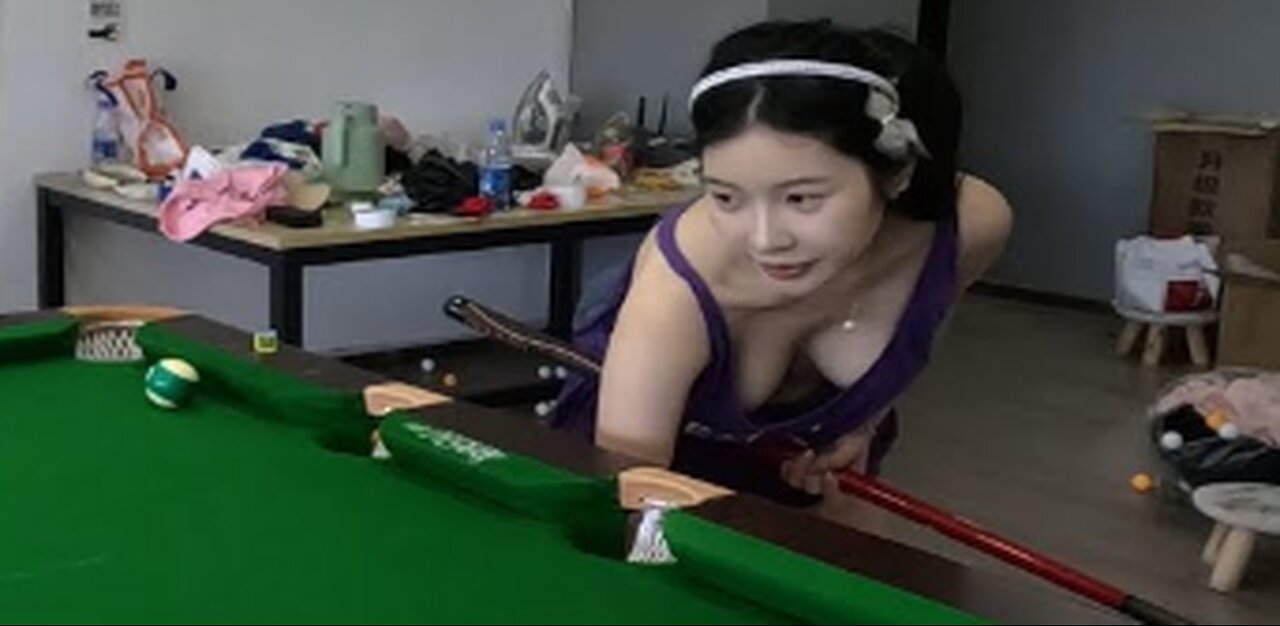 贝贝的台球技术肉眼可见的进步啦