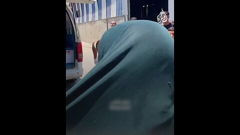 مشهد مؤثر لطفل يتمسك بسيدة فلسطينية من شدة خوفه بعد استهدافهم في مخيم النصيرات .