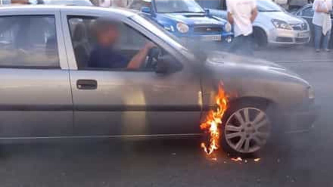 Fã de automóveis incendeia o próprio carro