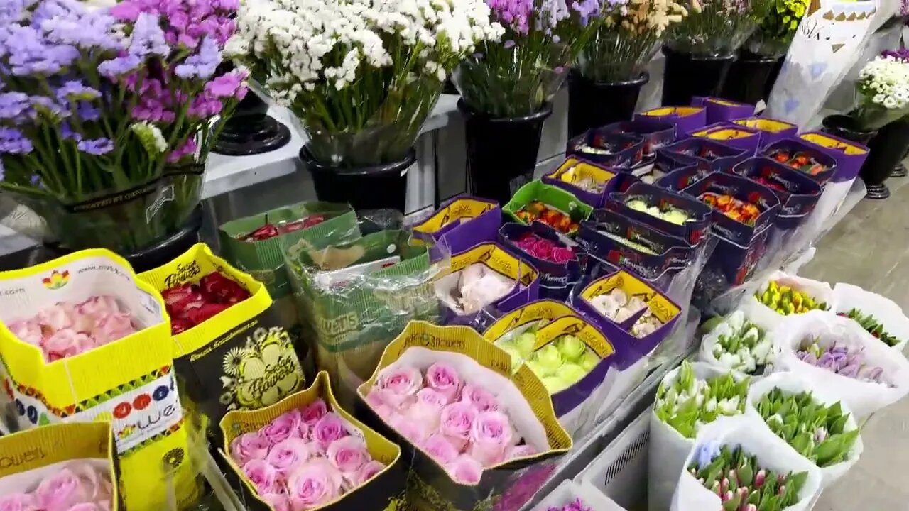 We Visit a Russian Flower Shop!