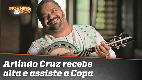 Arlindo Cruz recebe alta e assiste a Copa do Mundo em casa