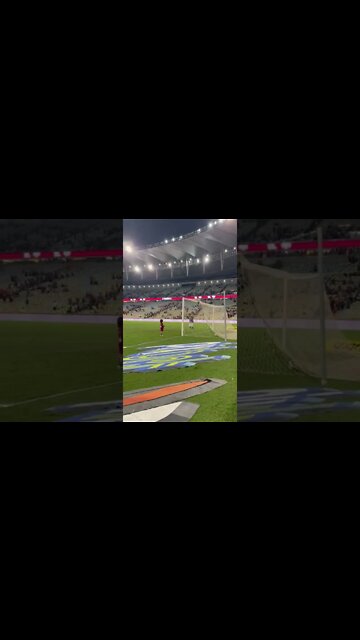 Cano jogando bola com seu filho no Maracanã