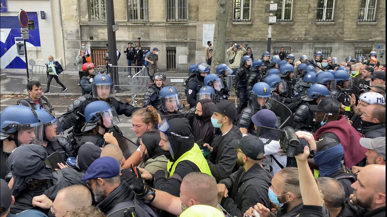 Massive Protest in Paris Against French Health Pass Mandate