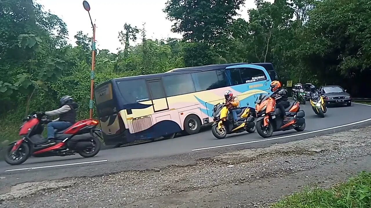 Bus melintas di tikungan tajam