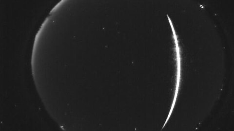 Bright fireball burned long and crumbled into fragments