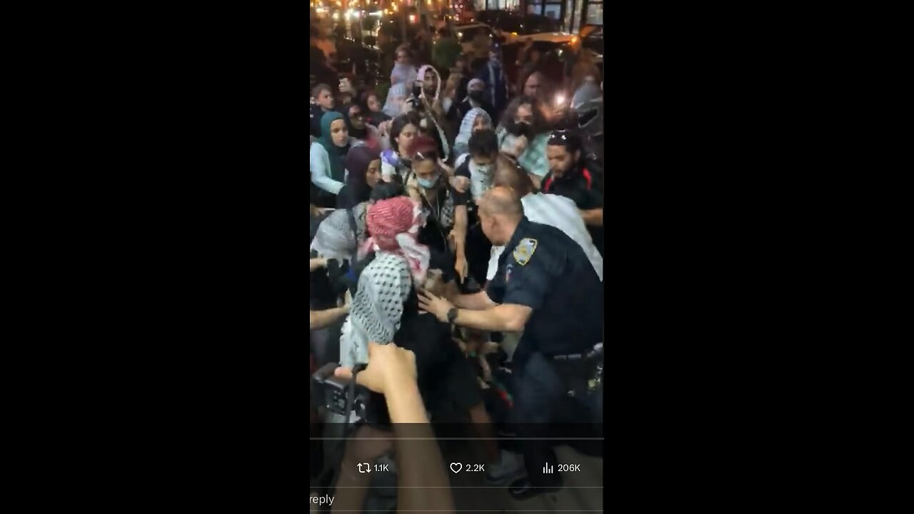 Hamas Supporters & Police clash outside of DNC fundraiser in NYC