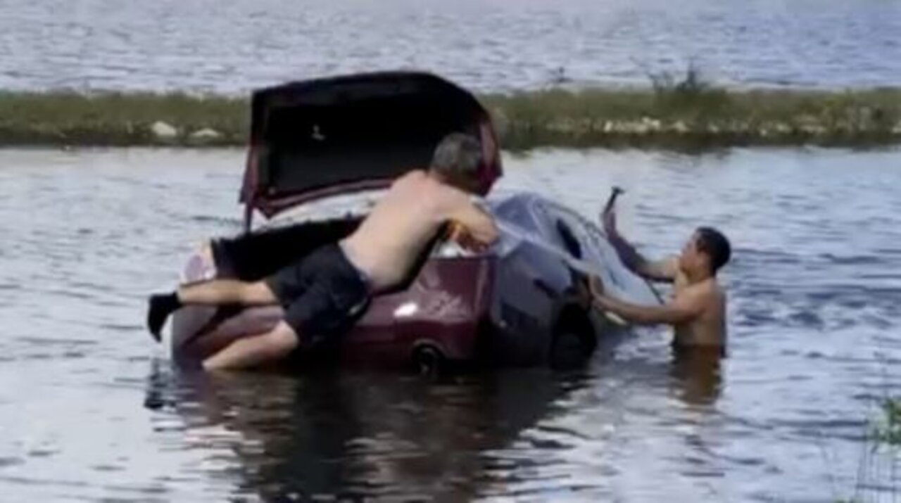 VIDEO: Heroes rescue woman who crashed into West Palm Beach canal