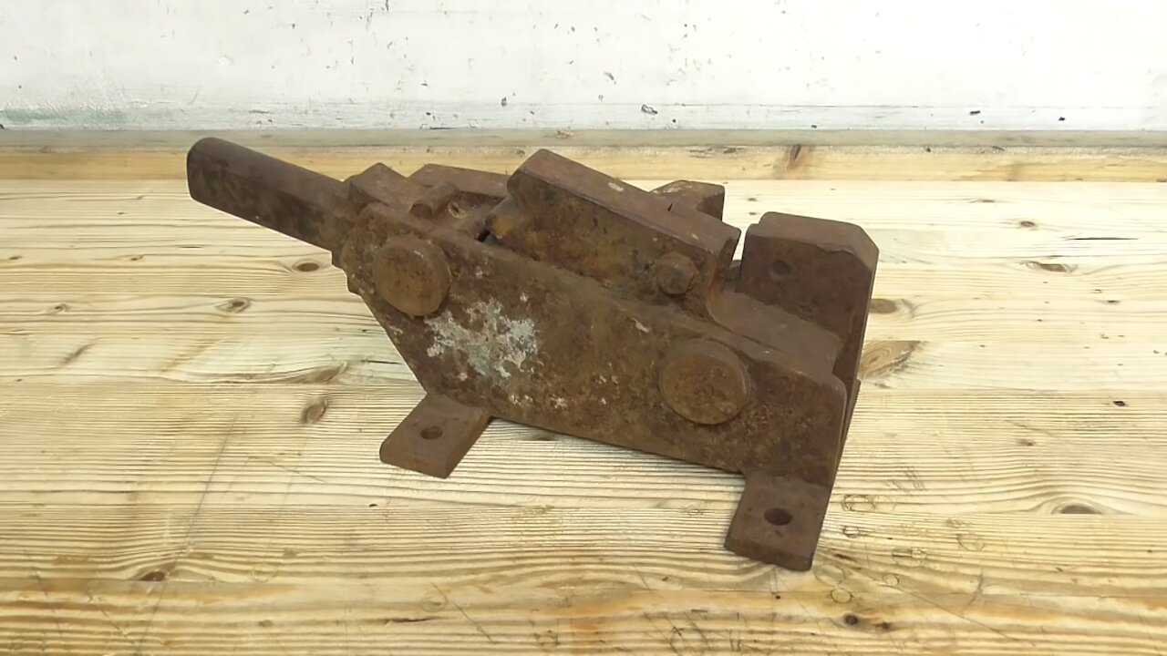 Restoration Of A Rusty Rebar Cutter