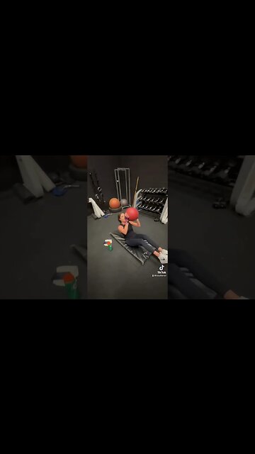 Core Workout 🏋️‍♀️ Weight Ball #loisbeautyluxe #2023 #fitness #gym #core #gymmotivation #tips #love
