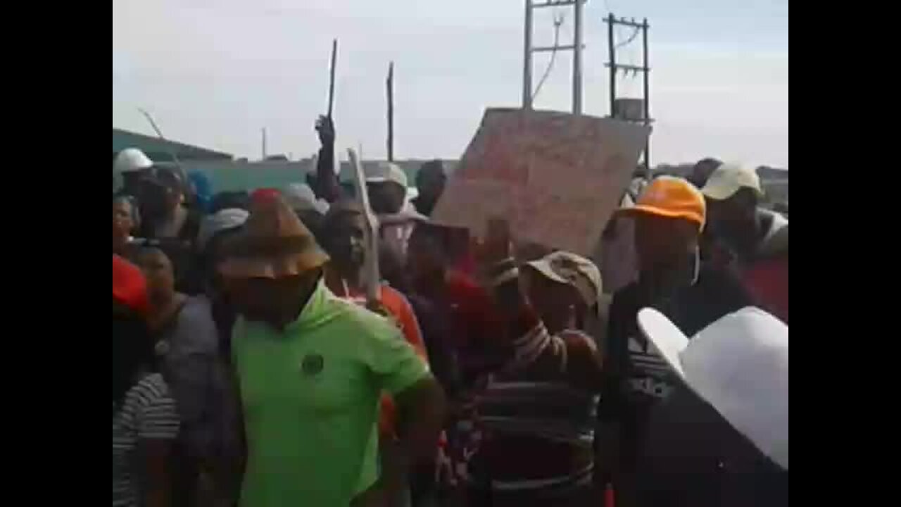 Police fire rubber bullets at protesters in Kroondal, Rustenburg (87i)