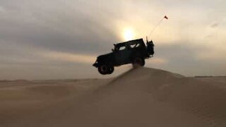 Conduire parmi les dunes de Dubaï n'est pas chose facile