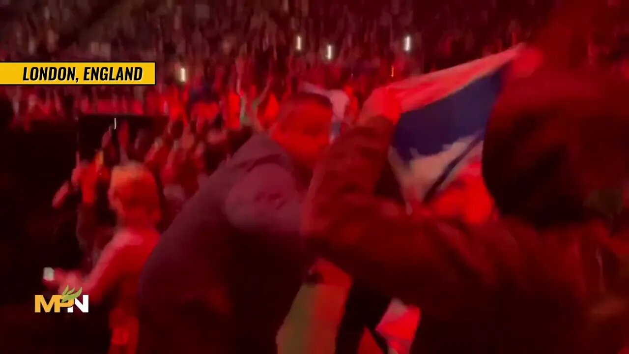 Yochy Davis attempts to pull out Israeli flag at Roger Waters show (1/2)