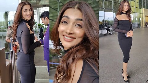 बरसात के मौसम में कांदा भजी खाना बहुत पसंद है Pooja Hegde spotted at Mumbai Airport 😍🔥📸