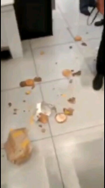 Homem briga com funcionários em loja de fast food por causa de ketchup-Invertido