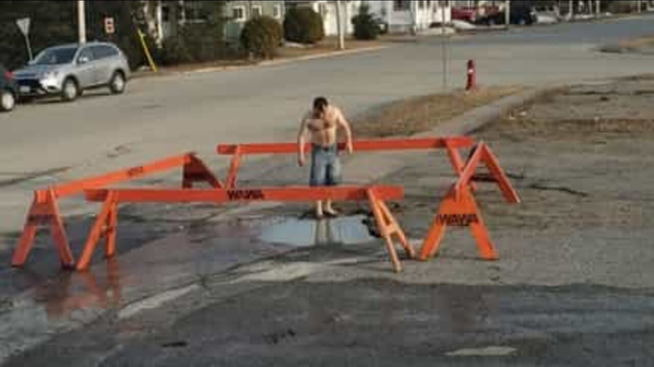 Canadense mergulha em piscina 'improvisada' no meio da estrada!