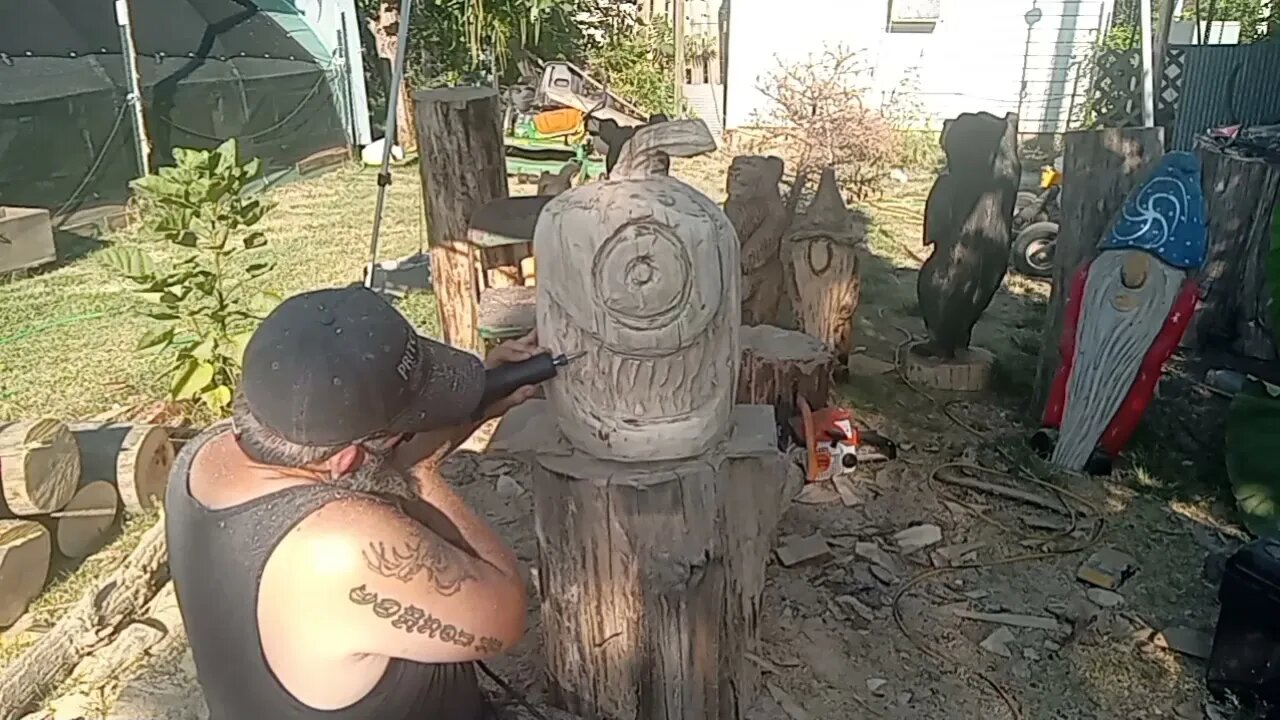 Easy chainsaw carving a pumpkin everyone can do.#chainsawcarving #chainsawart