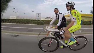 Pancia mia fatti capanna! Ciclista mangia mentre pedala