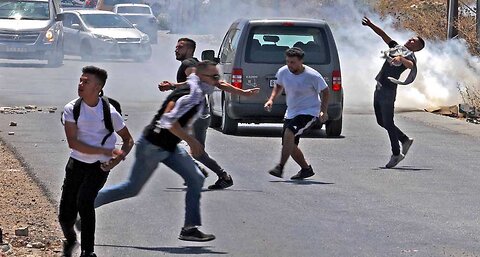 Cisgiordania. Coloni israeliani mascherati attaccano!