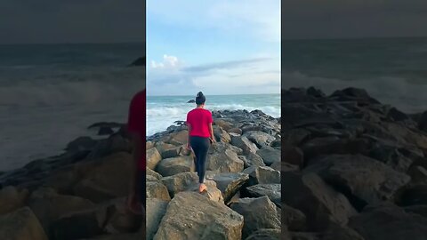 මුහුදට පැන්නා නේද 😮 #sea #beach #girl #gf