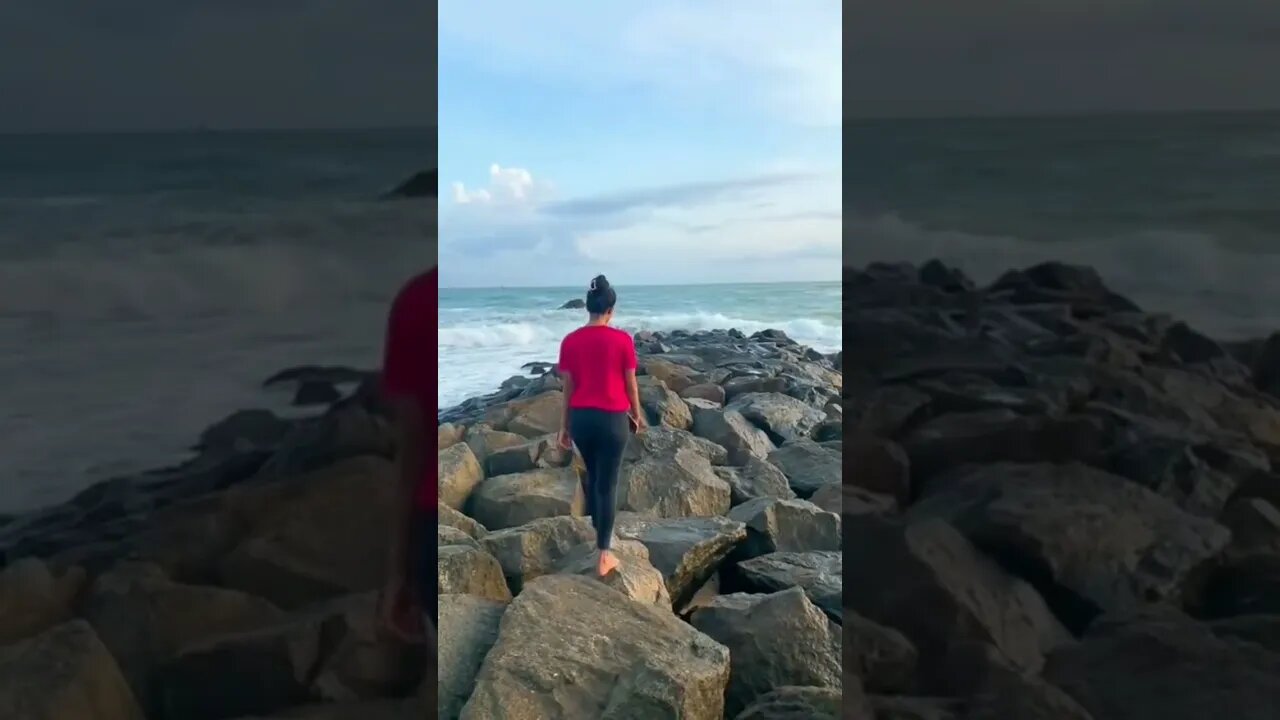 මුහුදට පැන්නා නේද 😮 #sea #beach #girl #gf