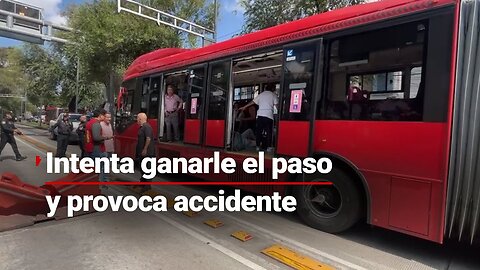 ACCIDENTE EN CDMX | Intenta ganarle el paso al Metrobús y provoca un accidente; hay lesionados