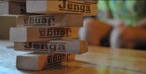 Jovem surpreende com jogada perfeita no Jenga