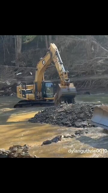 VOLUNTEER WORKERS HELP CLEAR OUT🌳🌊🏚️🚜👷‍♂️📸HURRICANE WRECKAGES IN NORTH CAROLINA👷🏠🚜🏚️🚜🌲💫