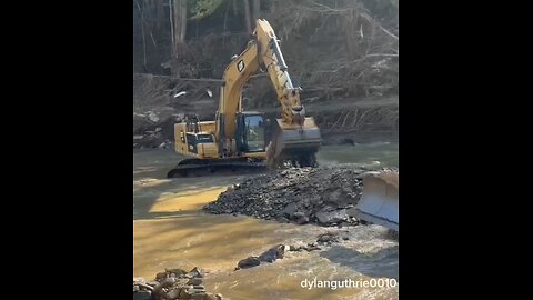 VOLUNTEER WORKERS HELP CLEAR OUT🌳🌊🏚️🚜👷‍♂️📸HURRICANE WRECKAGES IN NORTH CAROLINA👷🏠🚜🏚️🚜🌲💫