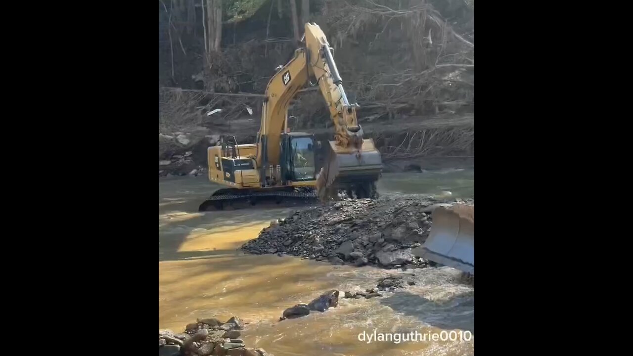 VOLUNTEER WORKERS HELP CLEAR OUT🌳🌊🏚️🚜👷‍♂️📸HURRICANE WRECKAGES IN NORTH CAROLINA👷🏠🚜🏚️🚜🌲💫