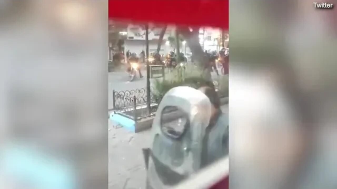 Video: Iranian police retreat as dozens of protesters charge against them