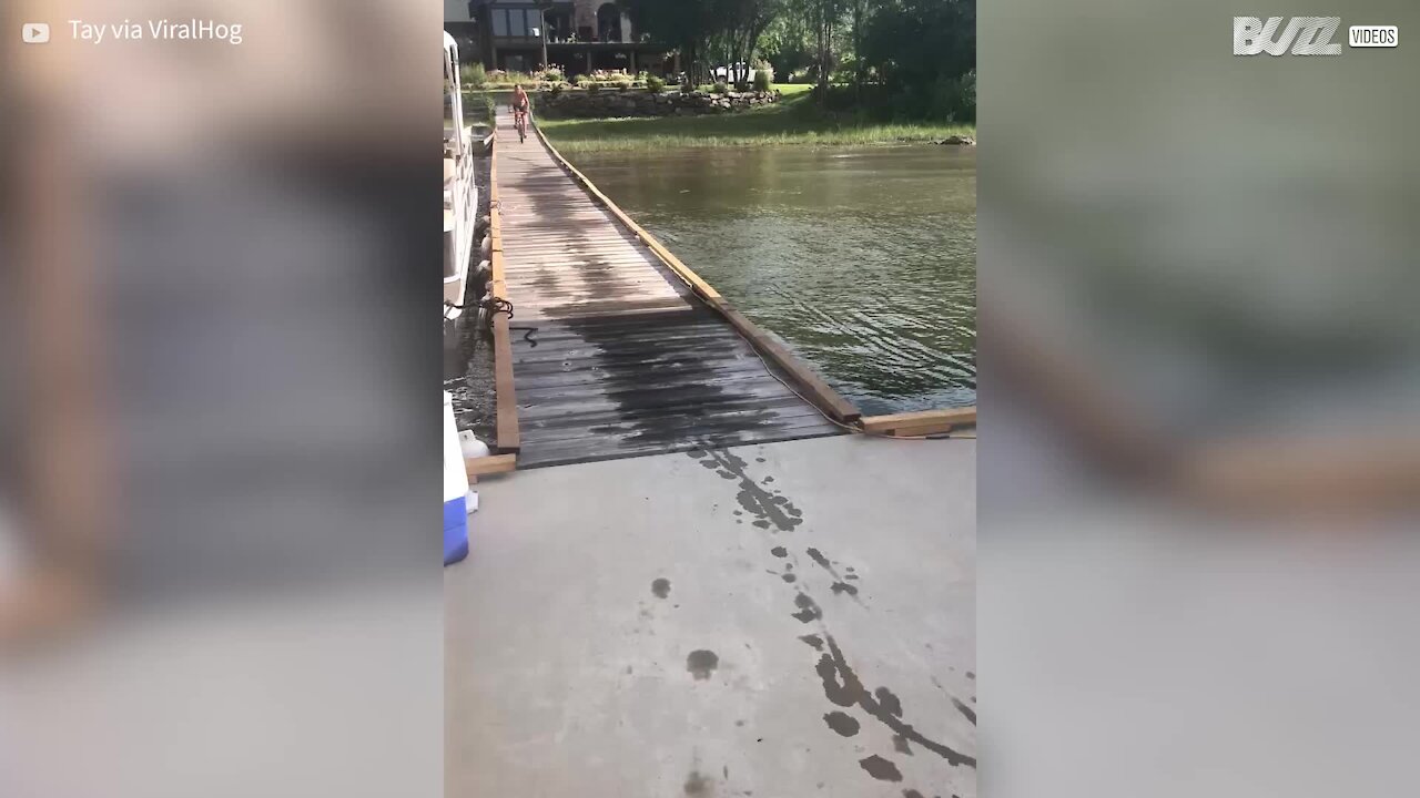 Senhor realiza salto épico de bicicleta!