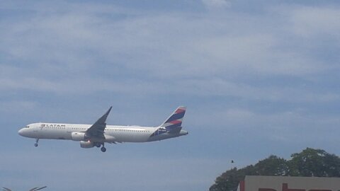 Airbus A321 PT-XPO en approche finale avant d'atterrir à Manaus depuis Guarulhos