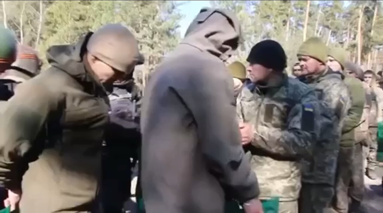 Ukrainian forces surrender to Russian troops