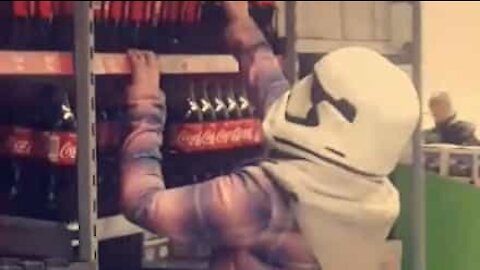 Coronavirus: elle fait ses courses avec un casque de Stormtrooper