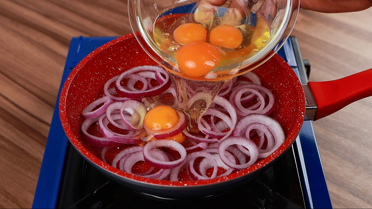 I added eggs to sliced onions! This is perfect for your dinner