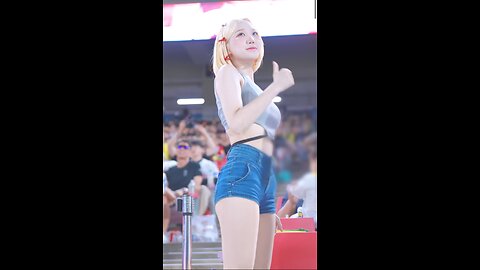 Watch These Cheerleaders Set the Field on Fire with Their Beauty! (Park Sung - Eun)