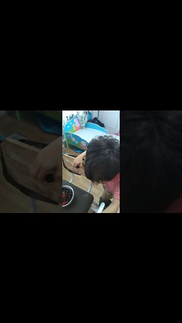 Kids love to eat grapes and strawberry in the morning- l #father