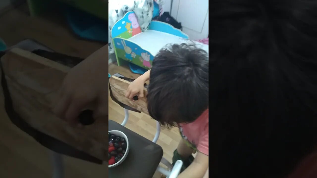 Kids love to eat grapes and strawberry in the morning- l #father